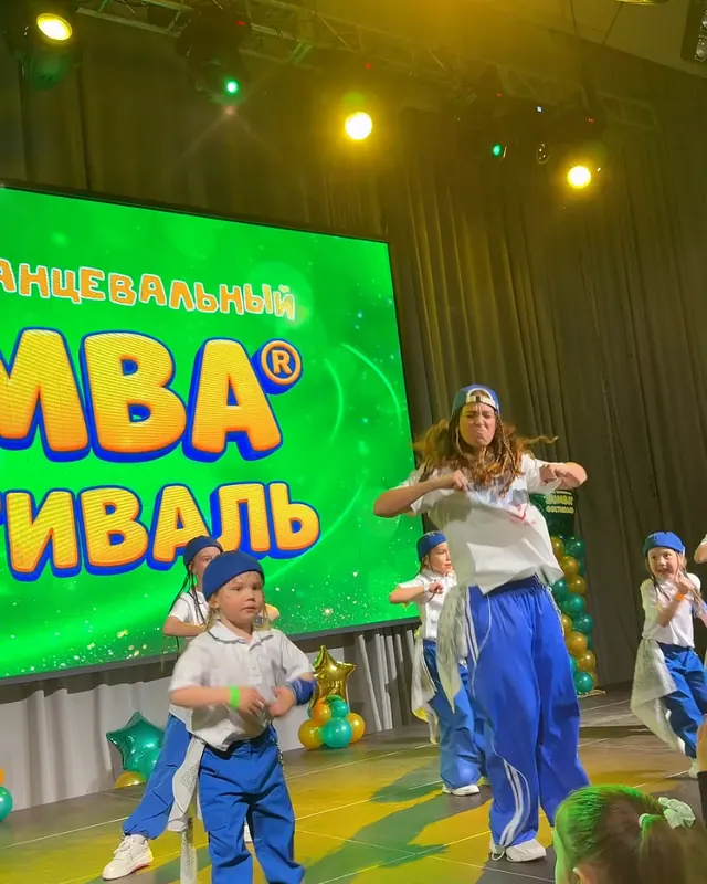 Выступление детей на сцене детского танцевального фестиваля Zumba®