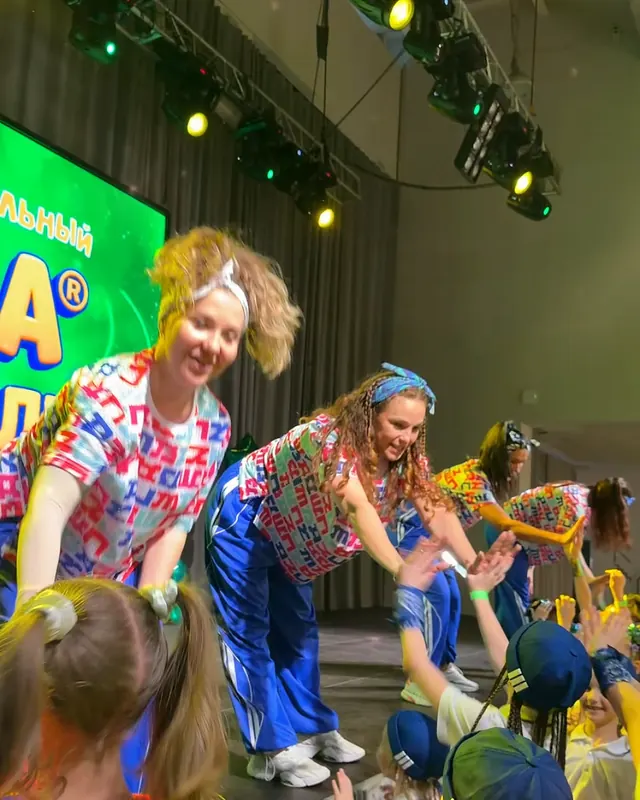 Педагоги и дети на детском танцевальном фестивале Zumba®