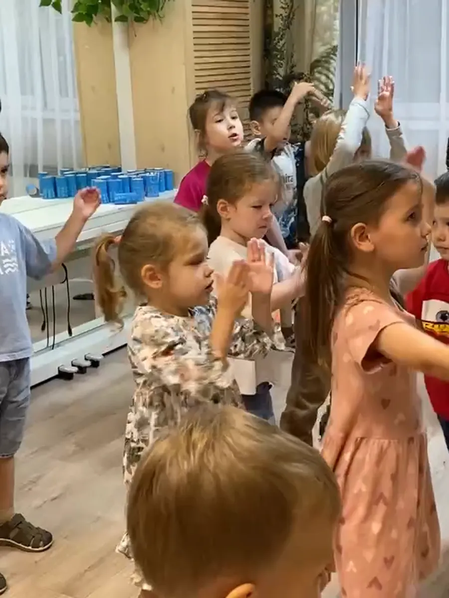 Дети на занятии по программе Zumba® Kids повторяют движения за педагогом