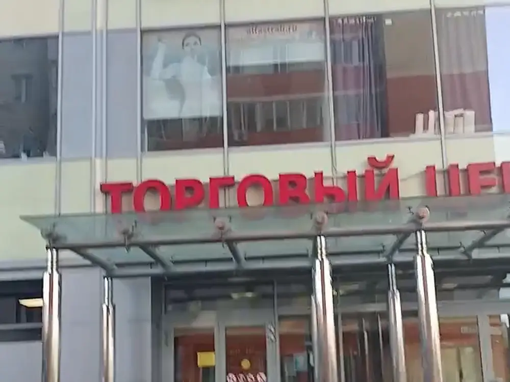 Главный вход в здание, где проходят детские занятия